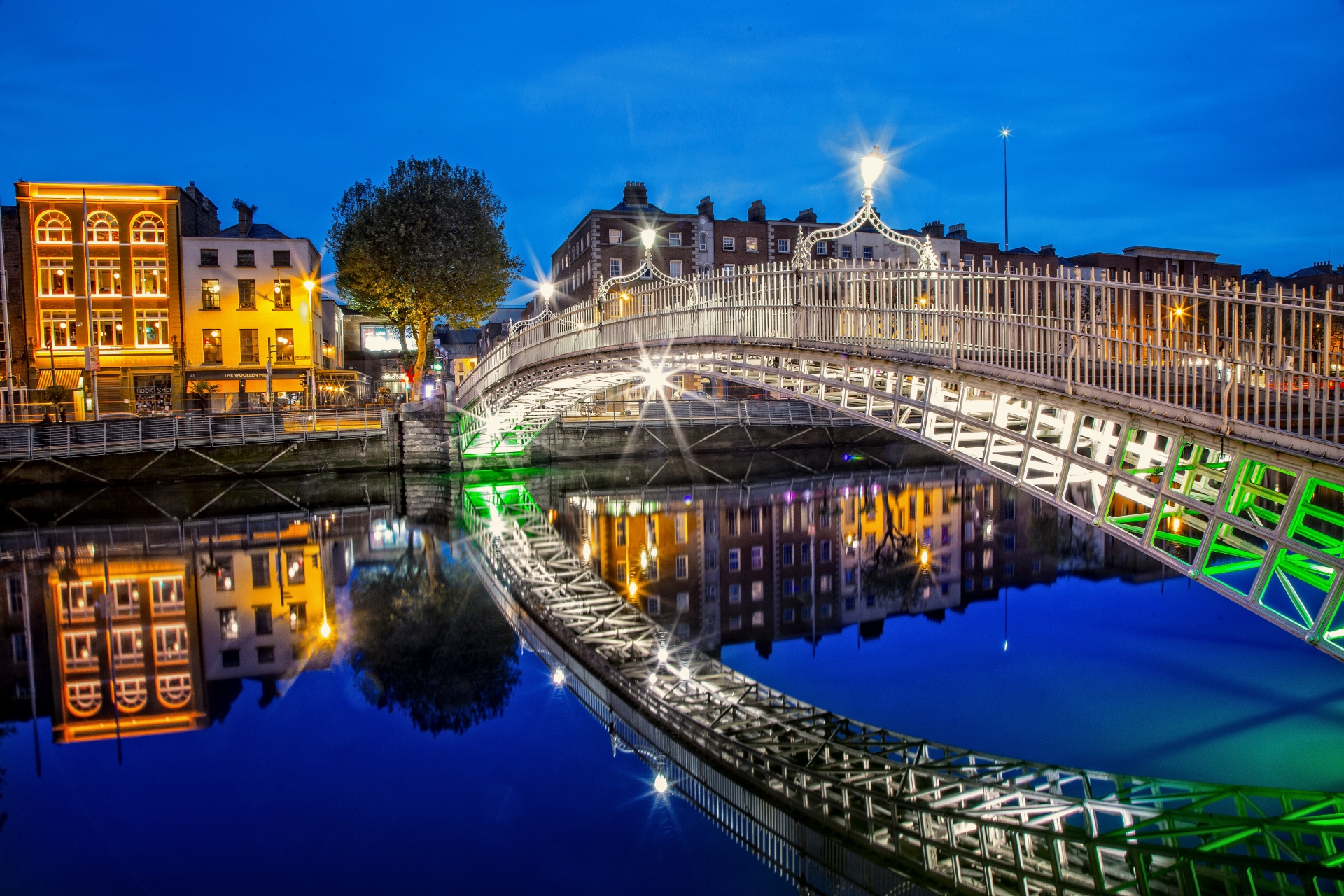 Vackra broar över Liffey under mötet i Dublin Irland