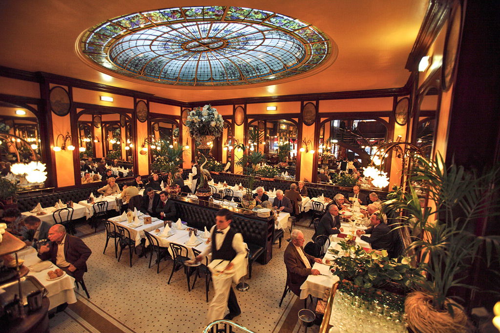 Traditionell restaurang med franska specialiteter i Paris.