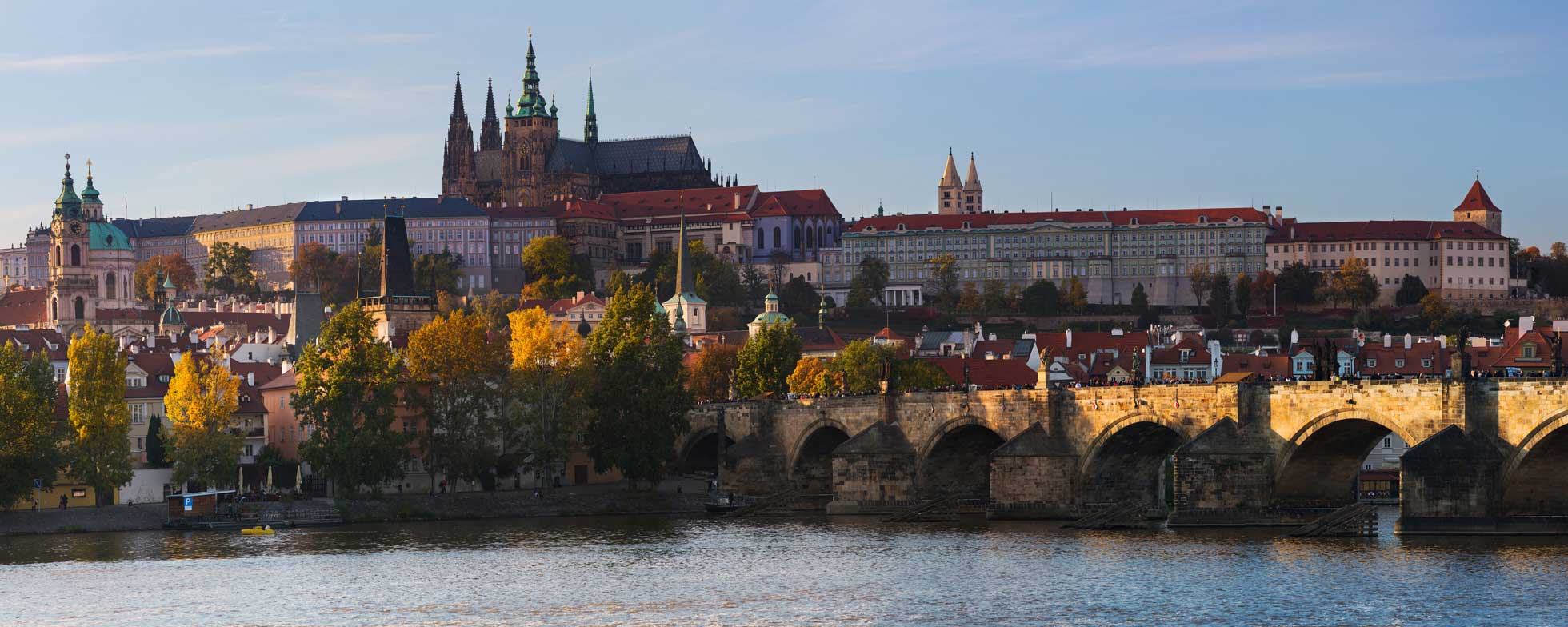 Gruppresa Prag med stadsvandring bland de vackra byggnaderna och Moldau.