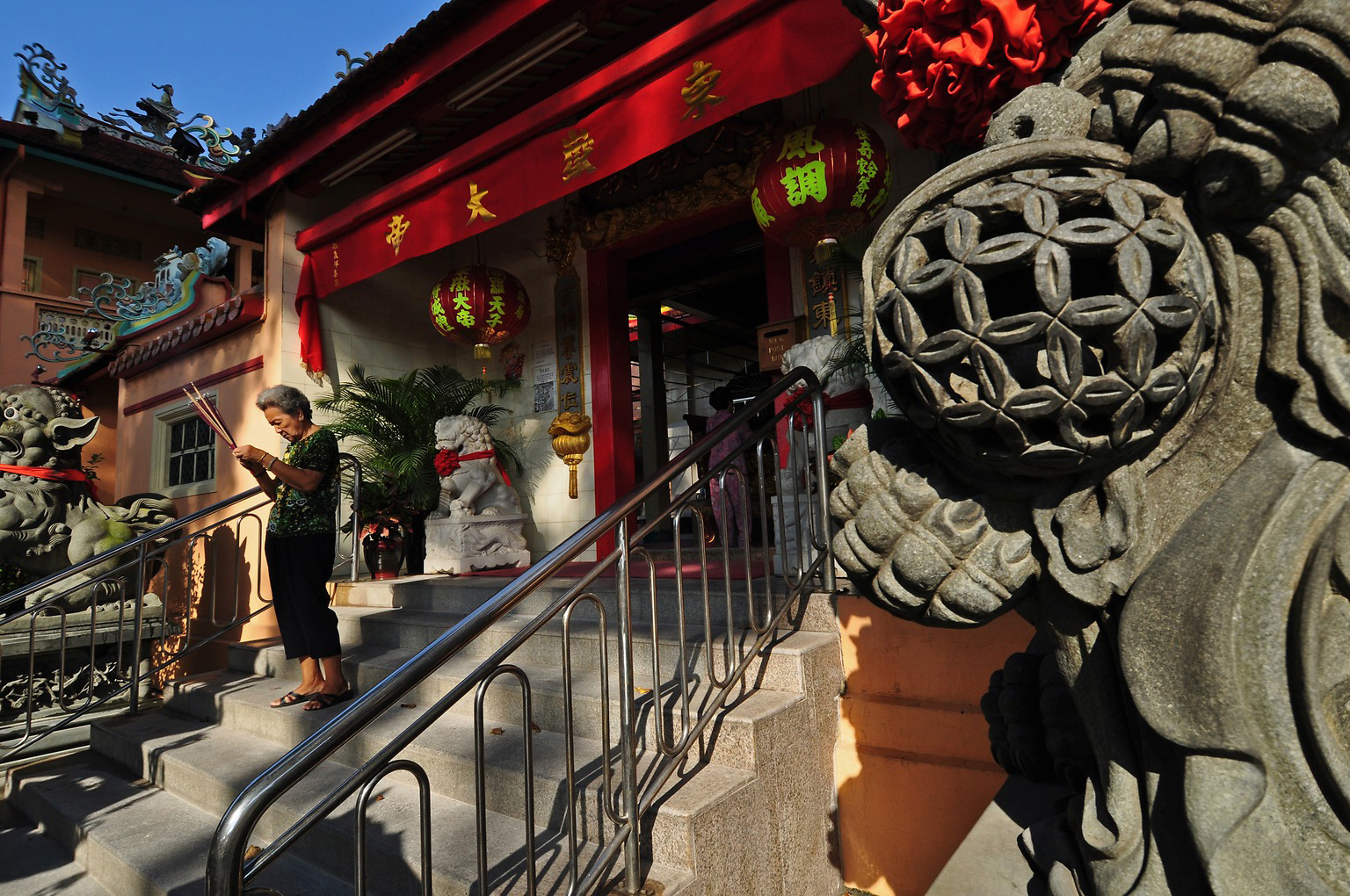 En stadsvandring med tempel i Singapores China Town