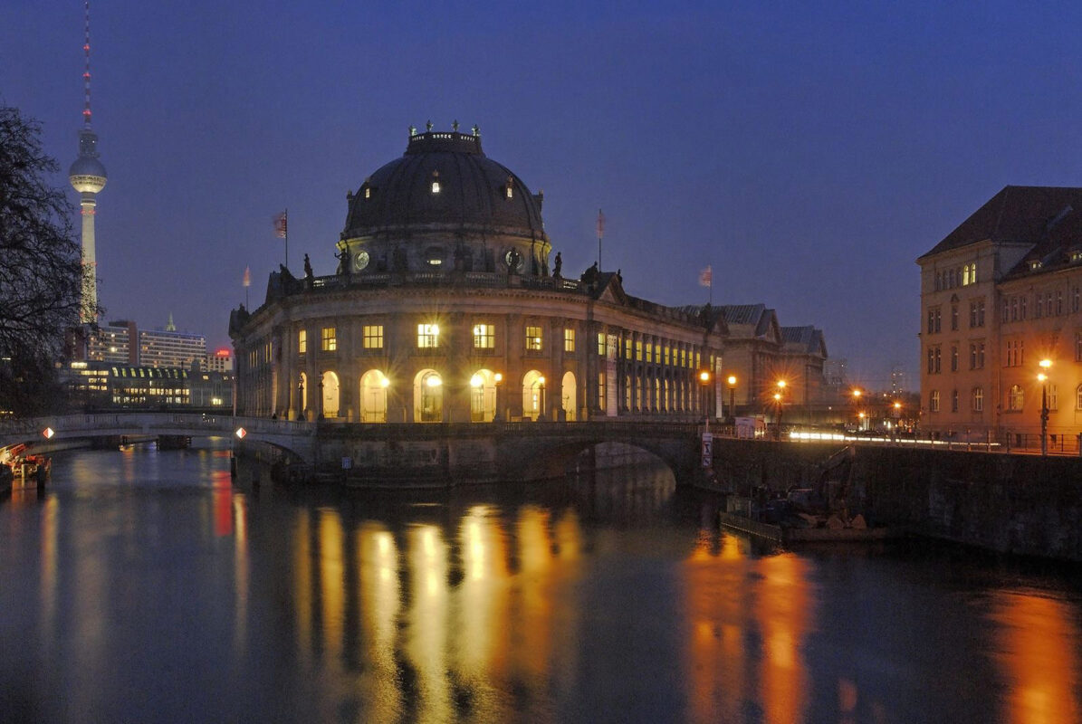 Upptäck Berlin by night med tv-tornet i bakgrunden