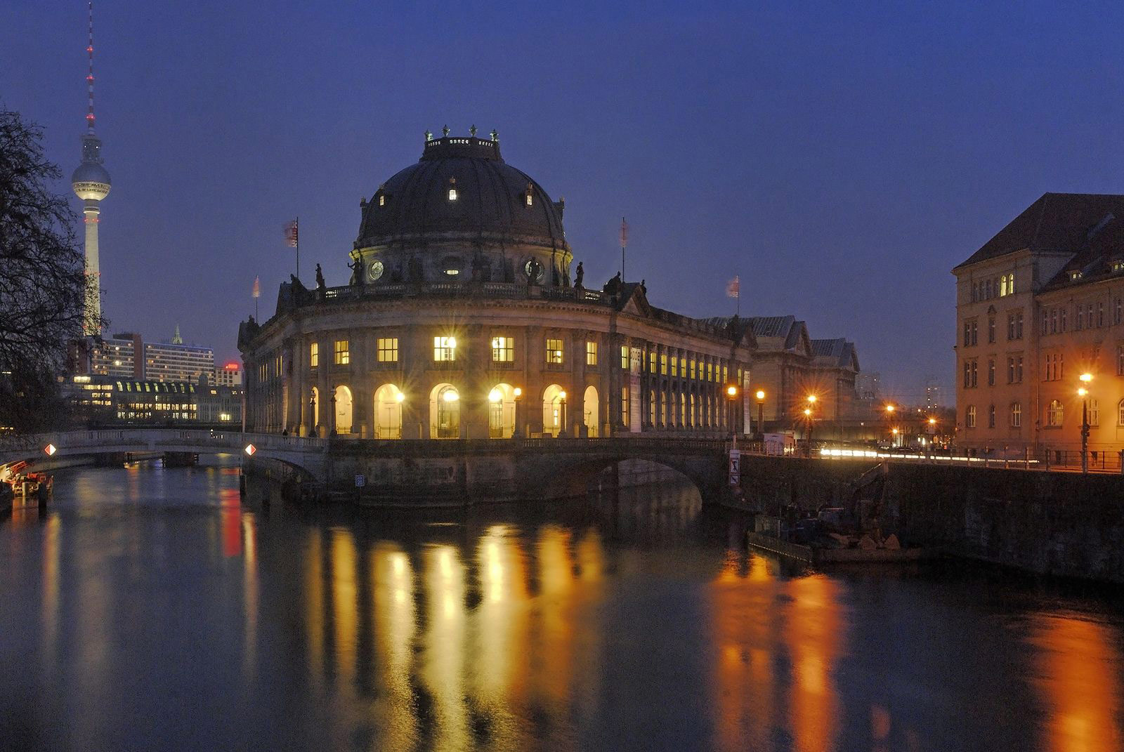 Upptäck Berlin by night med tv-tornet i bakgrunden