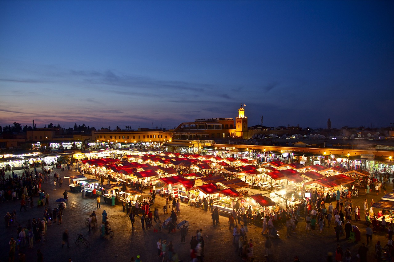 Möten, mat och shopping på Marrakech marknad Jemaa el-Fna